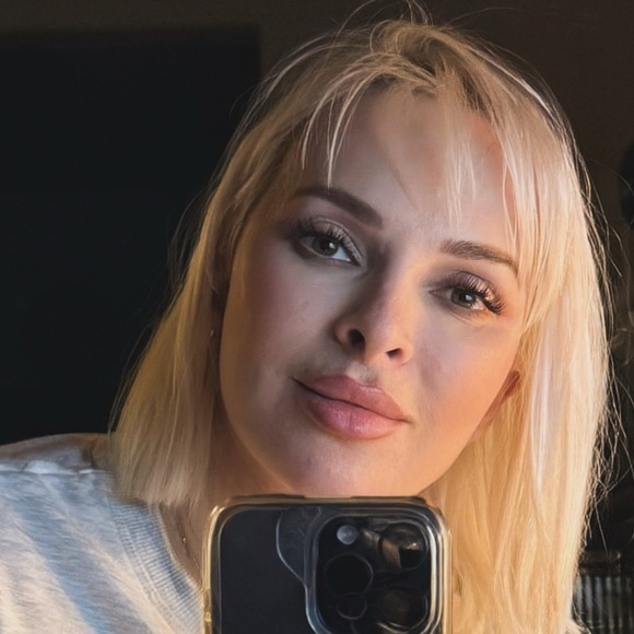 Meet your Posher, Elena - Picture 1 of 2